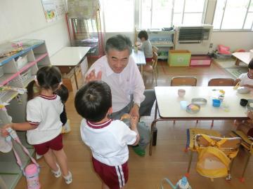 昼食が終わり園児と遊ぶ市長の写真